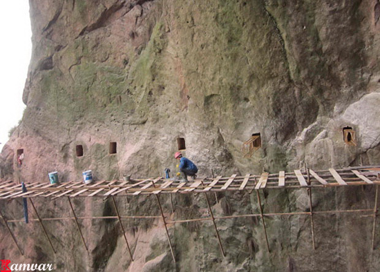 Workers build a   plank road on the side of Shifou  Mountain, Huna