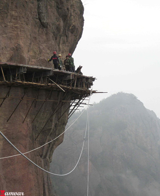 Workers build a plank road on the side of Shifou  Mountain,  Huna